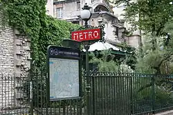 "Vue sur le mât de l'entrée de la station Saint-Germain-des-Prés.