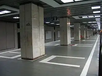 Le quai central de la station avec en son milieu une rangée de piliers de soutènement