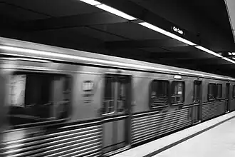 Photographie en noir et blanc montrant un train probablement en mouvement.
