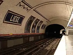 La station Liège aux quais décalés, avant la pose des portes palières.