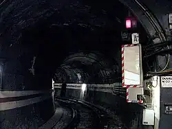 Partant sur la gauche, une voie à sens unique constituant la boucle de retournement.