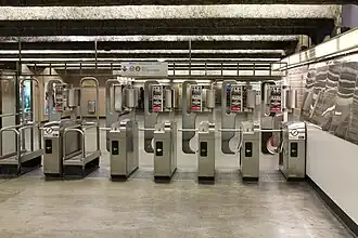 Portillon « tourniquet » historique présent sur la quasi-intégralité du réseau.