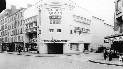 Le cinéma Palais d'Avron et l'entrée du métro à la station Buzenval vers 1930