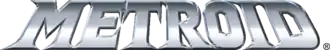 Metroid est inscrit en lettre grises, avec une perspective vers le haut.