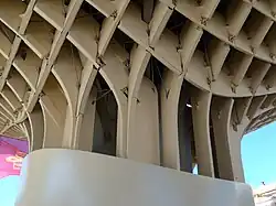 Un des piliers de l'édifice, montrant la structure en détail.