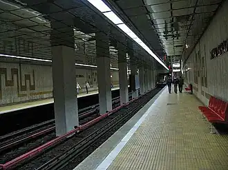 Quais et voies de la station.