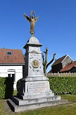 Le monument aux morts.
