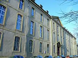 Façade sur le quai.
