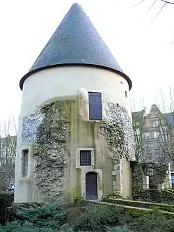 La tour Camoufle, datant du XVe&nbsp;siècle, marque le début de l’avenue.