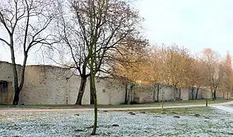 Tours de la cité, passé le pont.
