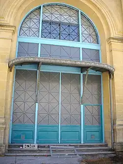 Grand porche de la gare.