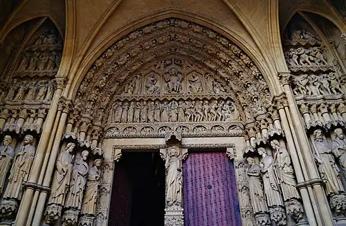 Le portail avec le Christ bénissant et au-dessus, le tympan du Jugement dernier