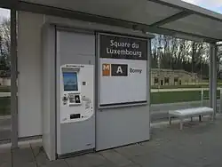 Enseigne d'une station et équipement d'achat automatisé de billetterie.