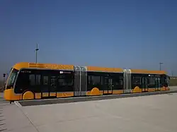 Vue latérale d'un exemplaire de couleur "mirabelle" au terminus Maternité.