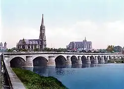 Le grand pont des Morts, la basilique Saint-Vincent, le temple de Garnison et la cathédrale Saint-Étienne, début du XXe&nbsp;siècle.