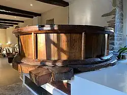 Meule du conduit gauche à l'intérieur du Moulin de Kerguerhent.