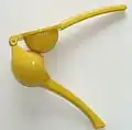 6 - Presse-citron en plastique à pince