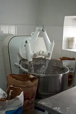 Pétrin à bras plongeants articulés.