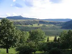 Le mont Mézenc depuis la commune de Chaudeyrolles, dans le sud-est.