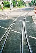 Branchement de type tramway : il est intégré dans la chaussée permettant la circulation automobile sur la même plateforme.