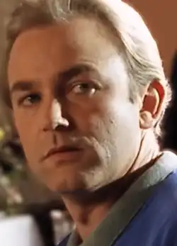 Michael Fenton Stevens interprète le voisin (de la chambre 425)