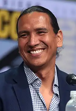 Michael Greyeyes interprète Qaletaqa Walker.