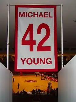 Bannière au plafond d'une salle, avec le numéro 41 et le nom Michael Young écrit en rouge sur fond blanc.
