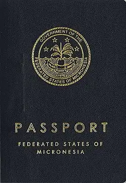 Page bleue foncée avec le logo du gouvernement et au-dessous les mots "PASSPORT FEDERATED STATES OF MICRONESIA"