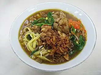 mie kangkung, avec des nouilles (cuisine indonésienne).