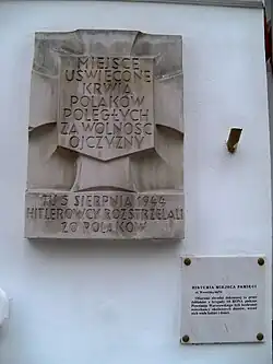 Une plaque commémorant l'un des sites du Massacre d'Ochota. Le bâtiment situé au 66/74 de la rue Wawelska.