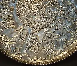 Détail d'1 grand plat en argent trouvé dans 1 champ anglais en 1942.