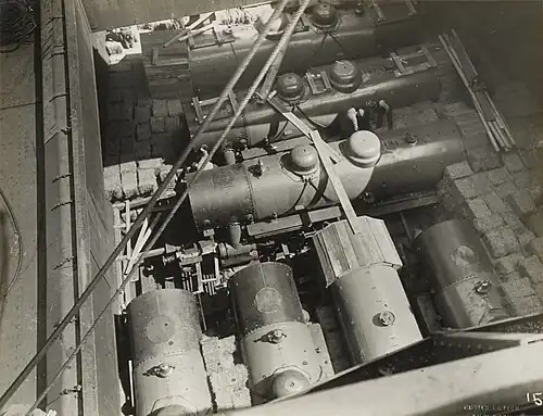 Dans la cale du navire, les locomotives sont immobilisées entre elles avec des bottes de paille.