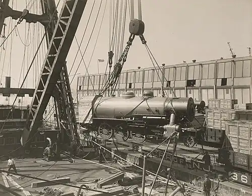 Chargement à l'aide d'une grue sur barge.