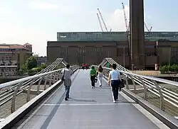 Traversée du pont avec vue sur la Tate Modern gallery