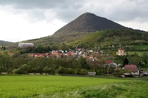 Mont Milešovka dominant le village de Milešov.