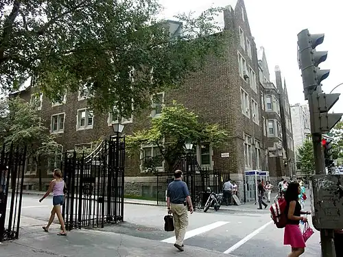 Description de l'image Milton Gates (McGill University) (2), Montreal 2005-08-30.jpg.