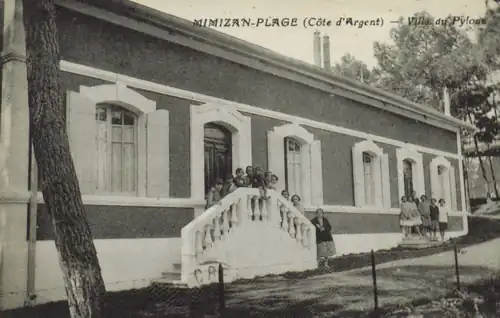 Photo des cousettes devant la colonie du Pylône dans les années 1920.