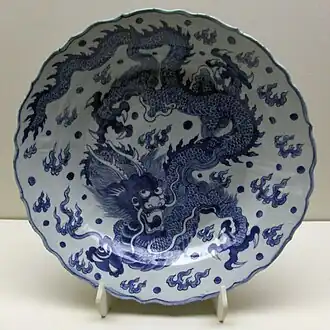 Plat de porcelaine « bleu et blanc » de la dynastie Ming, représentant un dragon