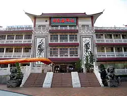 Entrée aux lions et peintures murales antiques de Dunhuang.