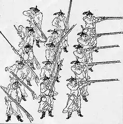 Mousquetaires de la Dynastie Ming (1368 — 1644), organisés en 3 rangs, le dernier rang recharge, pendant que le second rang arme et que le premier rang tire, permettant ainsi de réduire le temps entre les salves.