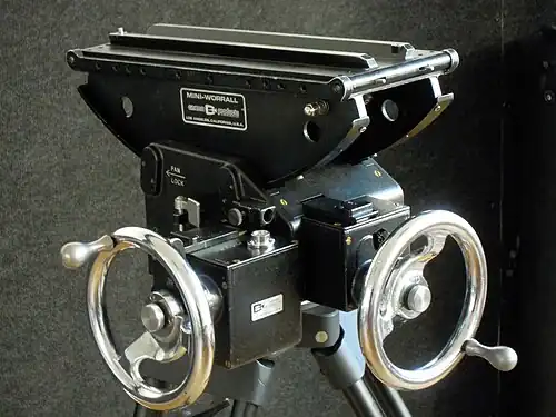 Petite tête moderne de marque Worrall, manivelle horizontale à main gauche, verticale à main droite.