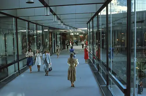 Photographie des années 1980 montrant l'intérieur d'un passage vitré.