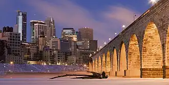 Vue du Stone Arch Bridge avec le Central Business District de Minneapolis au second plan.