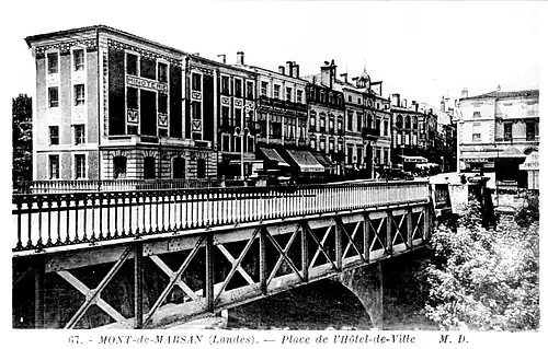 Façade de la minoterie au débouché du pont, à gauche sur la photo. L'ancien hôtel de ville de Mont-de-Marsan est situé à droite.
