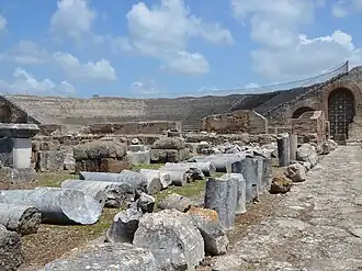 Théâtre et accès à l'antiquarium.
