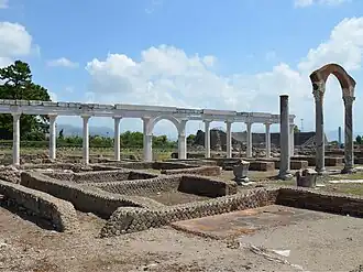 Macellum et son portique à colonnades.