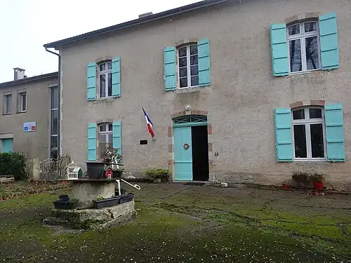 Puits devant l'ancienne gendarmerie.