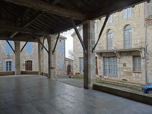 La halle et les maisons alentour.