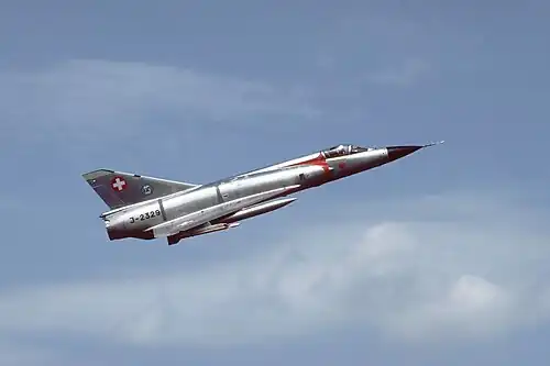 Mirage IIIS décollant de la base aérienne de Dübendorf&nbsp;(en) en 1984.