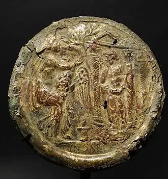 Miroir en bronze doré décoré de Léda et le cygne, art romain, IIe&nbsp;siècle.